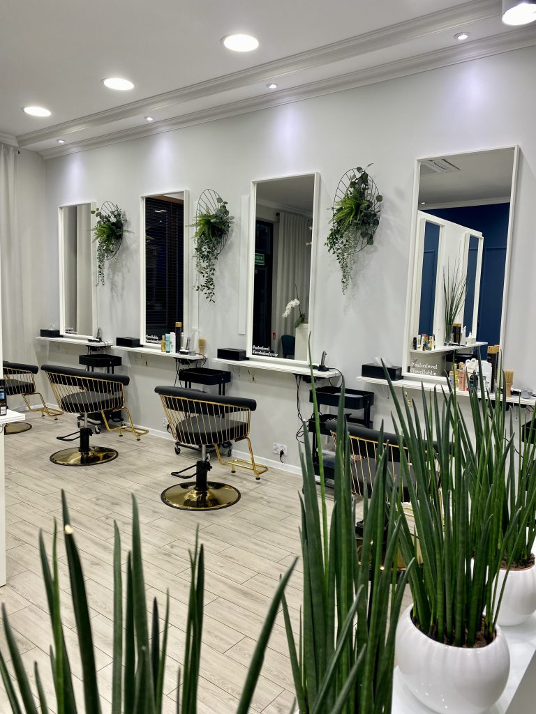 Aktualne zdjęcia salonu fryzjerskiego Level. 4 stanowiska do pracy oraz kwiatki.